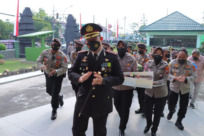 Kue Kejutan dari Kapolres Gresik untuk Kodim 0817 di HUT Ke-77 TNI
