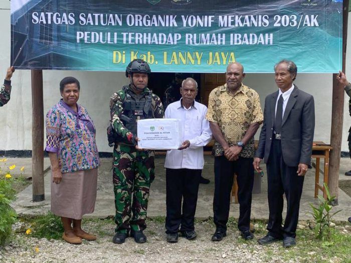 Satgas Yonif Mekanis 203/AK Beri Al-Kitab untuk Jemaat Gereja Damai