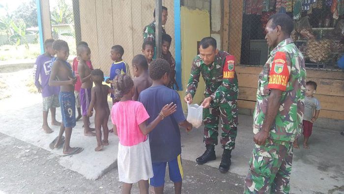 Babinsa Mapurujaya Jalin Keakraban dengan Anak Bagikan Makanan Ringan