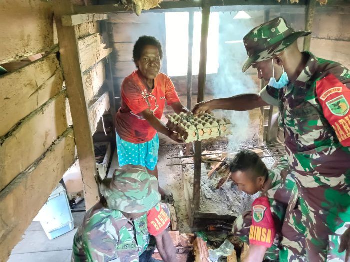 Peduli Warga Binaan, Babinsa Koramil Kuala Kencana Beri Sembako