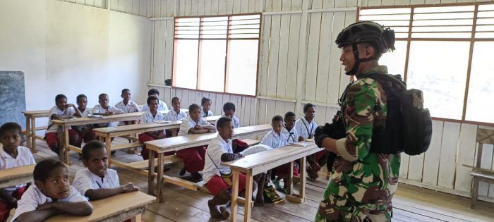 Minim Tenaga Pendidik, Satgas Yonif Mekanis 203/AK Bantu Mengajar
