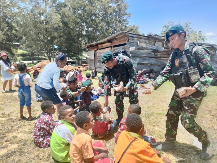 Satgas Yonif Mekanis 203/AK Berbagi Berkat ke Jemaat Gereja Baptis Wiyaware