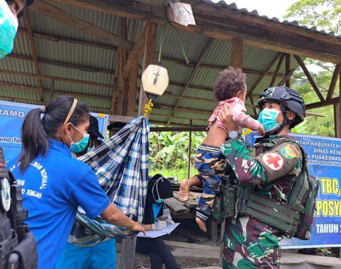 Satgas Yonif Raider 142/KJ Sinergi dengan Puskesmas Kelila Gelar Imunisasi