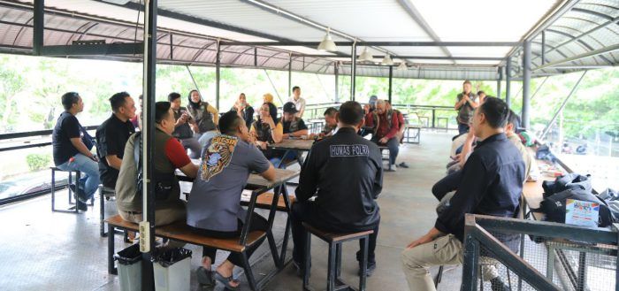 Kasat Lantas Polres Gresik Ngopi Bareng Media Perkuat Sinergitas