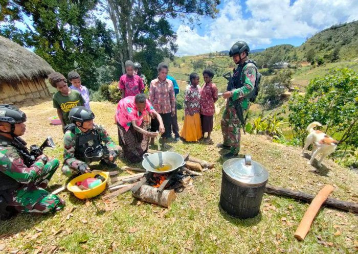 Satgas Yonif Mekanis 203/AK Sukseskan Program Babinsa Masuk Dapur di Lanny Jaya
