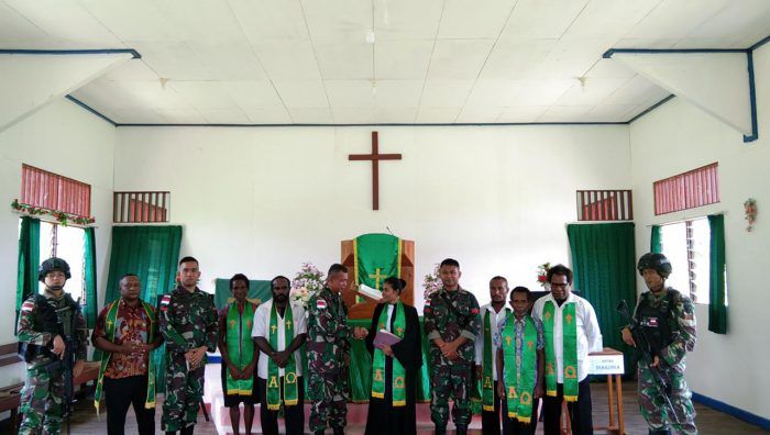 Satgas Yonif Raider 142/KJ Bantu Pembangunan Rumah Tokoh Agama di Mamberamo Raya