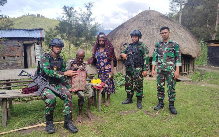 Bersama Babinsa, Satgas Yonif Mekanis 203/AK Anjangsana ke Mantan Panglima Perang