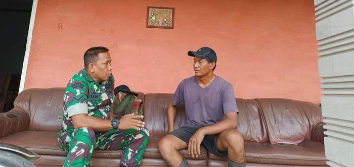Babinsa Koramil Gandusari Lakukan Komsos Jalin Keakraban dengan Warga Gondang
