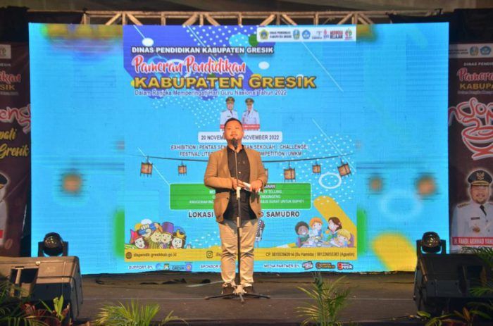 Ditulis Sendiri, Bupati Gresik Bacakan Puisi untuk Guru di Penutupan Pameran Pendidikan