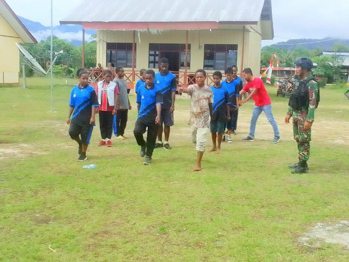 Satgas Yonif Raider 142/KJ Beri Pelatihan Baris-berbaris Siswa SMP Yakpesmi