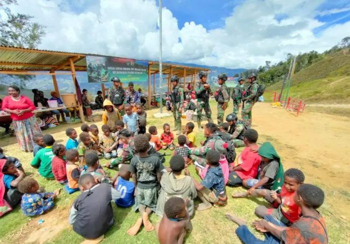 Satgas Yonif Mekanis 203/AK Ajak Anak Pegunungan Tengah Papua Belajar dan Bermain