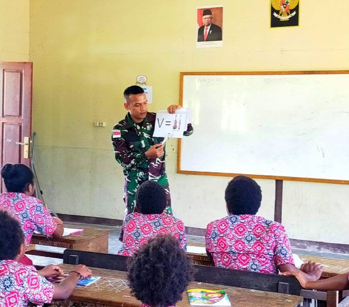 Satgas Yonif Raider 142/KJ Ajarkan Siswa Bahasa Inggris di Penugasan Papua