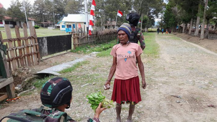 Satgas Yonif Raider 142/KJ Beli Hasil Kebun Mama Papua 