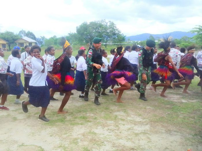 Satgas Yonif Raider 142/KJ Dapat Kejutan Luar Biasa dari Siswa SMP di Yalimo