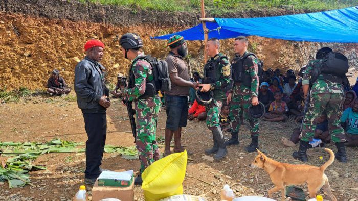 Prajurit Satgas Yonif  Raider 142/KJ Takziah dan Beri Bantuan Warga Kanggime