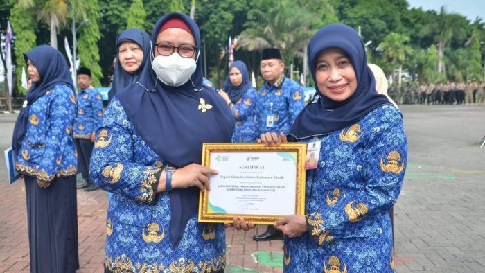 HUT Ke-51 KORPRI, Wabup Gresik Serahkan Bantuan Kemanusiaan ke ASN