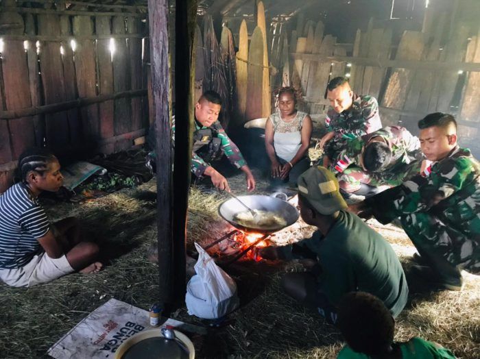 Satgas Yonif Raider 142/KJ Berbagi Rezeki Memasak di Dapur Rumah Warga