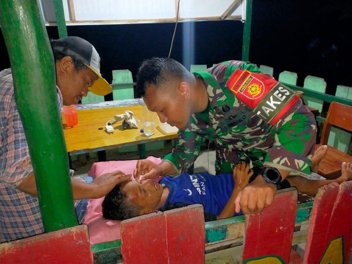 Satgas Yonarmed 1 Kostrad Tolong Warga Jatuh dari Motor