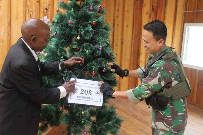 Satgas Yonif Mekanis 203/AK Beri Pohon Natal untuk Gereja Baptis Manggalome