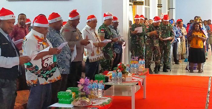 Kebersamaan Satgas Yonif Raider 142/KJ Rayakan Natal Gabungan Pemkab Yalimo