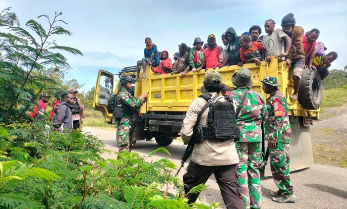 Sinergi dengan Polri, Satgas Yonif Raider 142/KJ Sweeping Kendaraan di Distrik Kelila