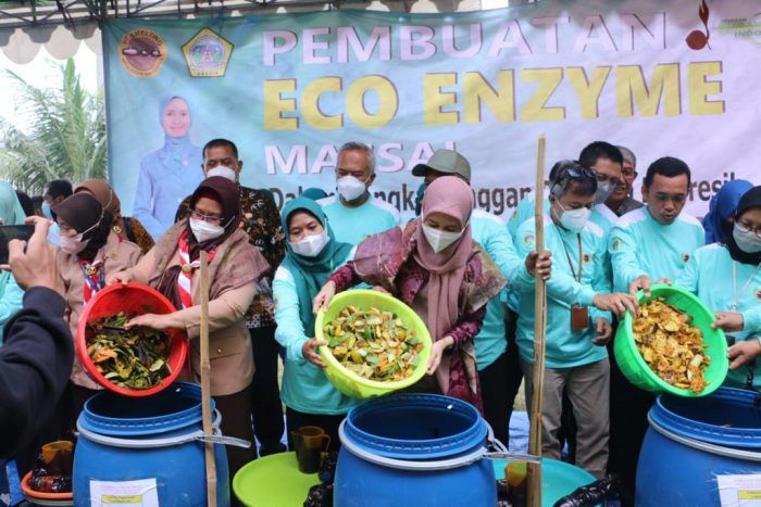 Tanggap Atasi Limbah Organik, Gresik Produksi Massal Eco Enzyme