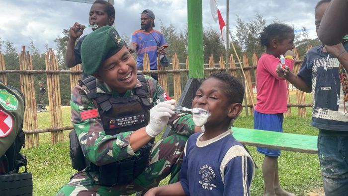 Sambut Bulan Penuh Kasih dan Harapan, Satgas Yonif Mekanis 203/AK Sosialisasi Sikat Gigi