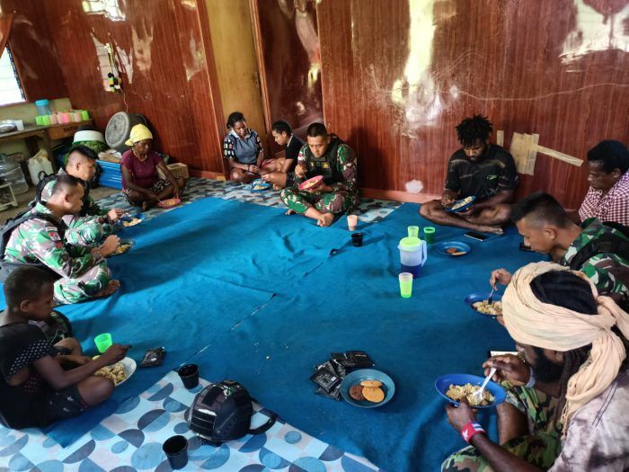 Kebersamaan Satgas Yonif R 142/KJ Masak Makanan Khas TNI bersama Warga Kelila