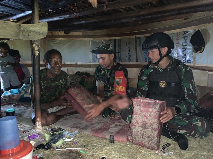 Bersama Babinsa, Satgas Yonif Mekanis 203/AK Anjangsana ke Kampung Gembilani