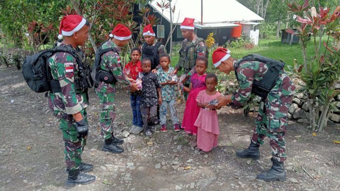Wah… Satgas Yonif Raider 142/KJ Keliling Kampung, Ada Apa?