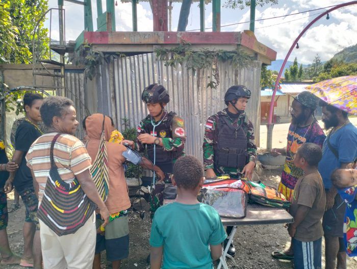 Berkeliling Kampung, Satgas Yonif Raider 142/KJ Lakukan Pelayanan Kesehatan