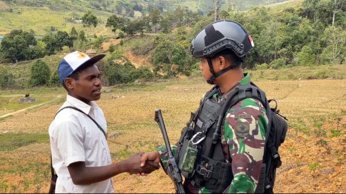 Sepatu dan Seragam Sekolah Baru dari TNI untuk Seorang Anak di Gumban Hidup
