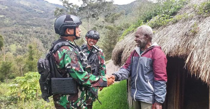 Jaga Silaturahmi, Satgas Yonif Mekanis 203/AK Anjangsana ke Tomas Bugumbak