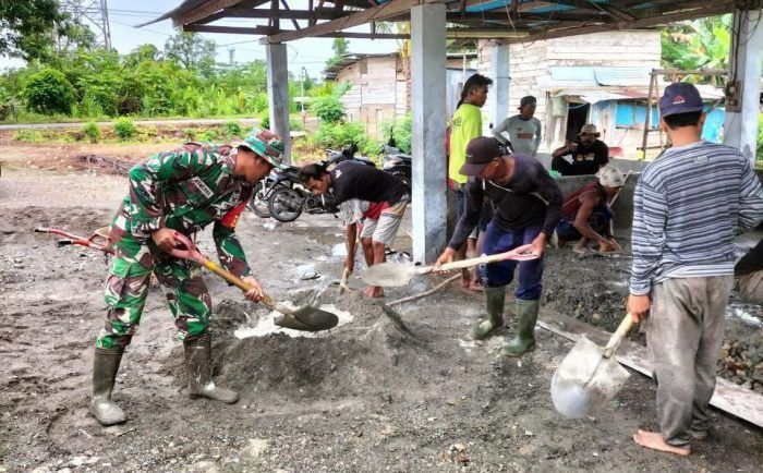 Babinsa Koramil Mapurujaya Kerja Bakti Bantu Membangun Masjid
