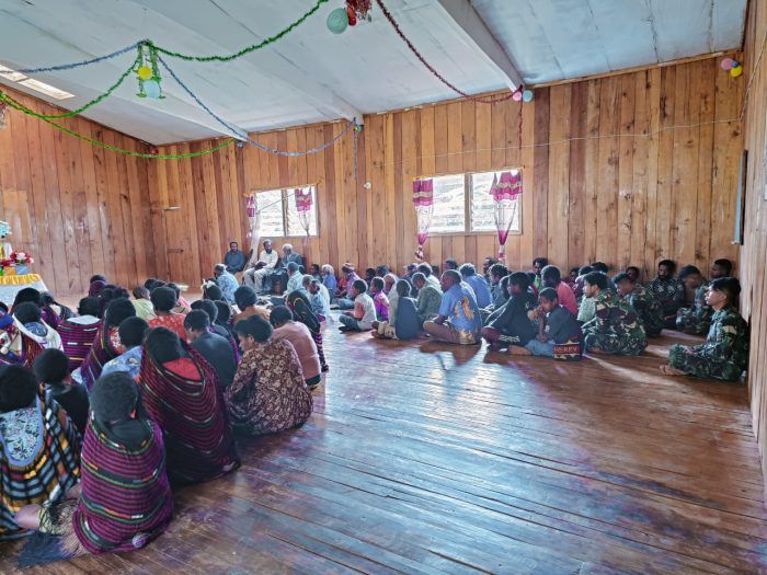 Tingkatkan Keimanan, Satgas Yonif Mekanis 203/AK Ibadah Bersama Jemaat Gereja Mowi