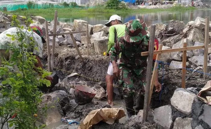 Babinsa Koramil Ujungpangkah bersama Warga Ketapang Lor Bangun Saluran Irigasi
