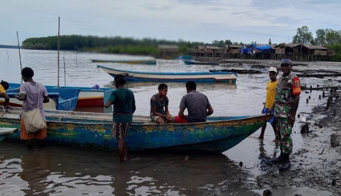 Komsos dengan Nelayan, Babinsa Koramil Mapurujaya Imbau Waspada Saat Melaut