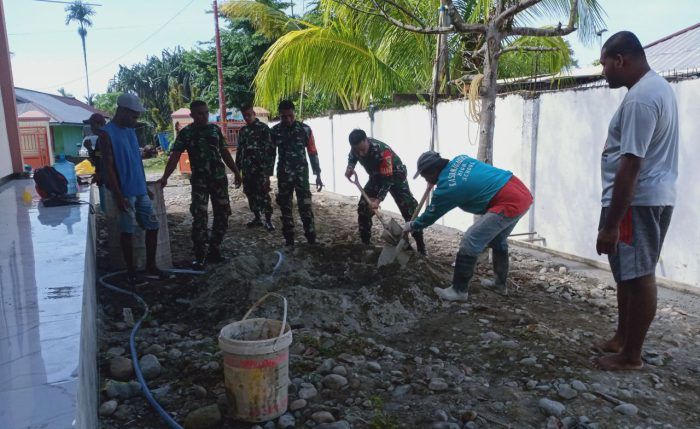 Babinsa Koramil Timika bersama Warga Kerja Bakti Bangun Gereja