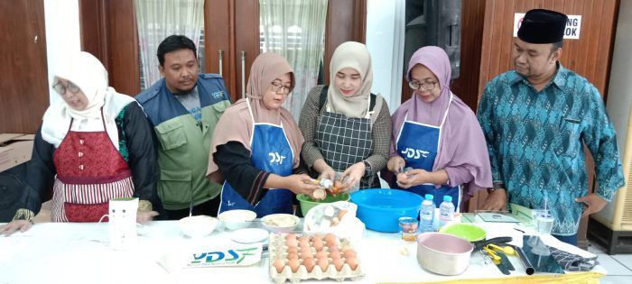 Bersama YDSF, Takmir Masjid Agung Gresik Latih Bunda Yatim Bikin Kue Basah