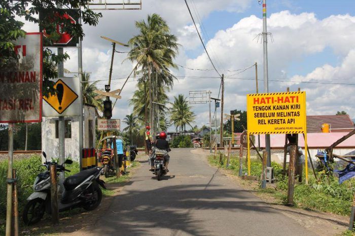 Satlantas Polres Malang Pasang Papan Himbauan di Perlintasan KA Tanpa Palang Pintu