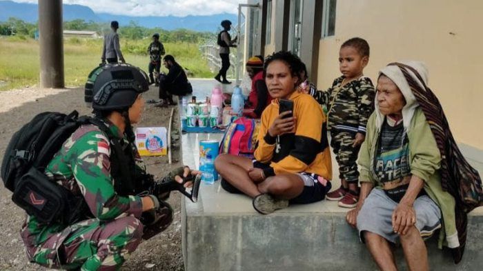 Canda Tawa Anak dan Mama-mama bersama Satgas Yonif Raider 142/KJ