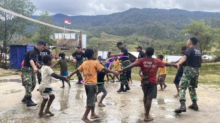 Satgas Yonif Mekanis 203/AK Beri Kebahagiaan ke Anak-anak Distrik Malagayneri