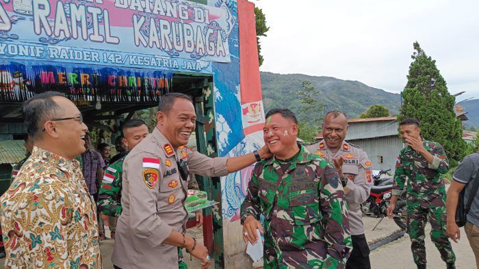 TNI-Polri dan Warga Syukuran HUT Ke-70 Yonif Raider 142/KJ di Distrik Karubaga