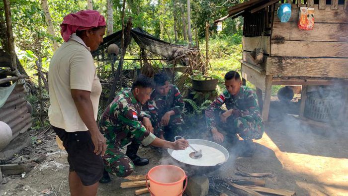 Ciptakan Masyarakat Mandiri, Satgas Yonarmed 1 Kostrad Ajarkan Cara Bikin Minyak Kelapa
