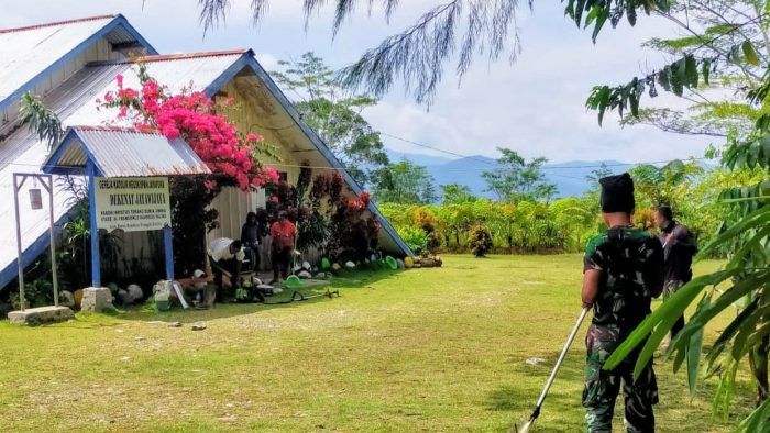 Kini Gereja Gereja St Fransiskus Xaverius Elelim Bersih Berkat Satgas Yonif R 142/KJ bersama Jemaat