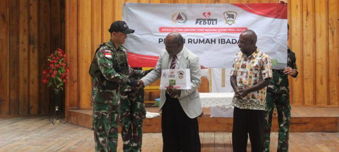 Gandeng Artha Graha, Satgas Yonif Mekanis 203/AK Peduli Rumah Ibadah