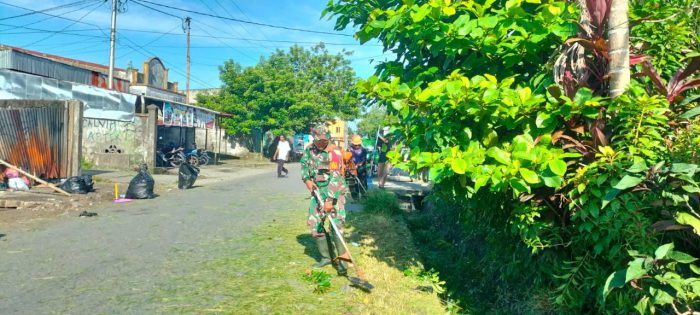 Babinsa Timika bersama Warga Gotong Royong Bersihkan Jalan