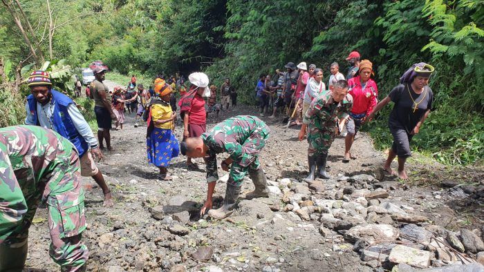 Bersama Warga Kelila, Satgas Yonif Raider 142/KJ Karya Bakti Jalan Rusak