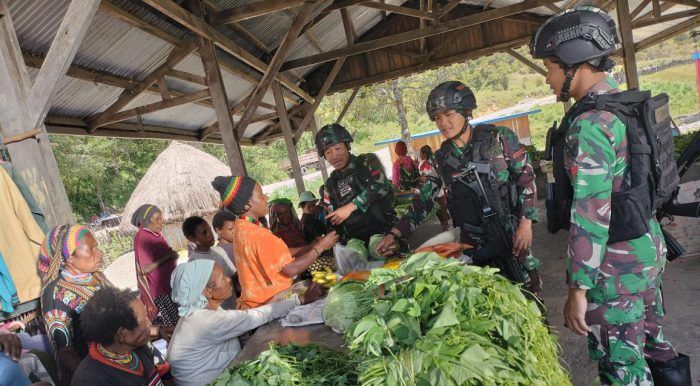 Satgas Yonif Raider 142/KJ Borong Hasil Bumi Mama Papua di Pasar Bolakme