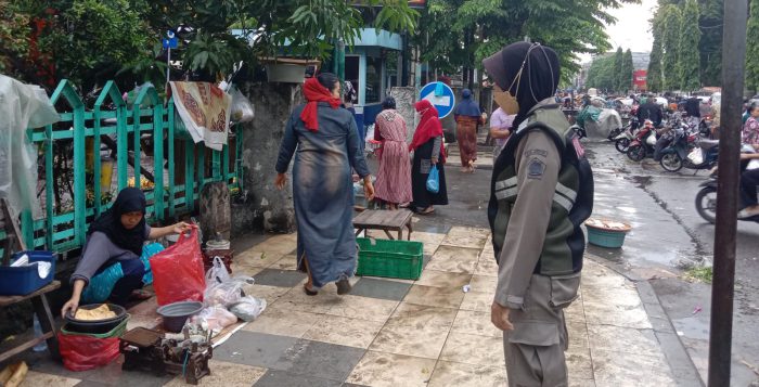 Ini Maksud Sapol Pp Tertibkan Pkl Di Trotoar Depan Pasar Baru Gresik 2866